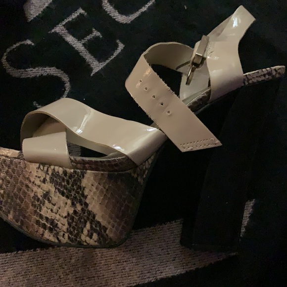 JS BY JESSICA SIMPSON SIZE 8.5 PLATFORM HERL HIGH WITH PATENT STAPS SNAKE EMBOSS - Picture 6 of 16